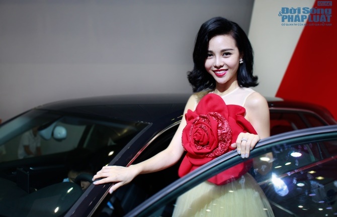 Trà Giang rạng rỡ xuất hiện trong Vietnam Motor Show 2014